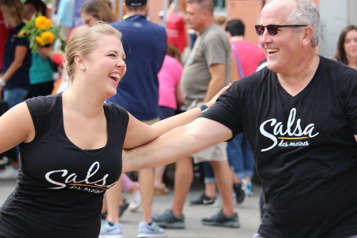 Un couple pratique la danse cubaine avec un grand sourire.