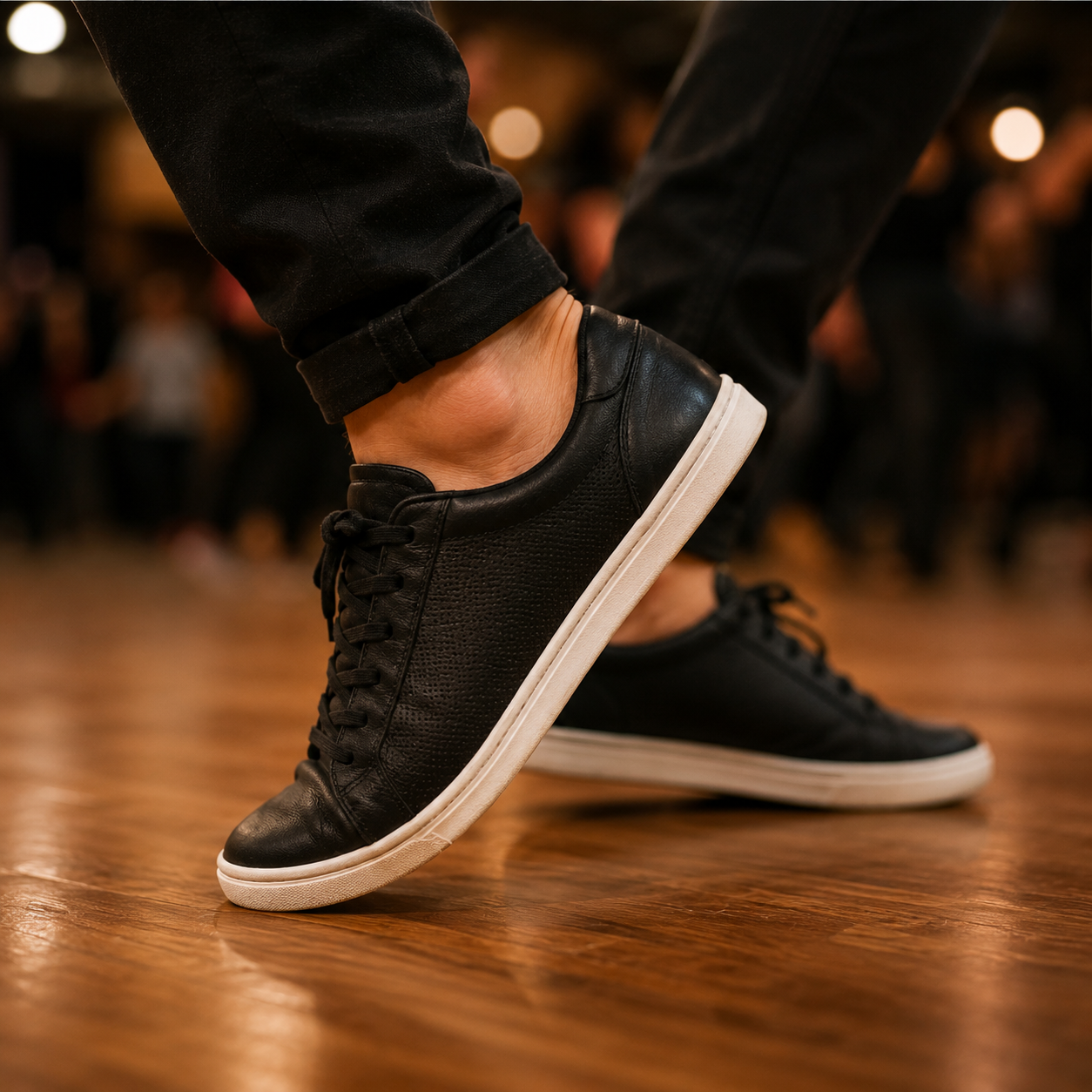 Un très gros plan sur des chaussures exécutant un pas de salsa au Mans.